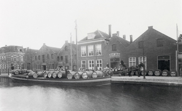 De oude fabriek van Harteveld distilleerderij, nu het kantoor van Dekbedden.nl