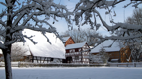 Huizen bedekt met sneeuw